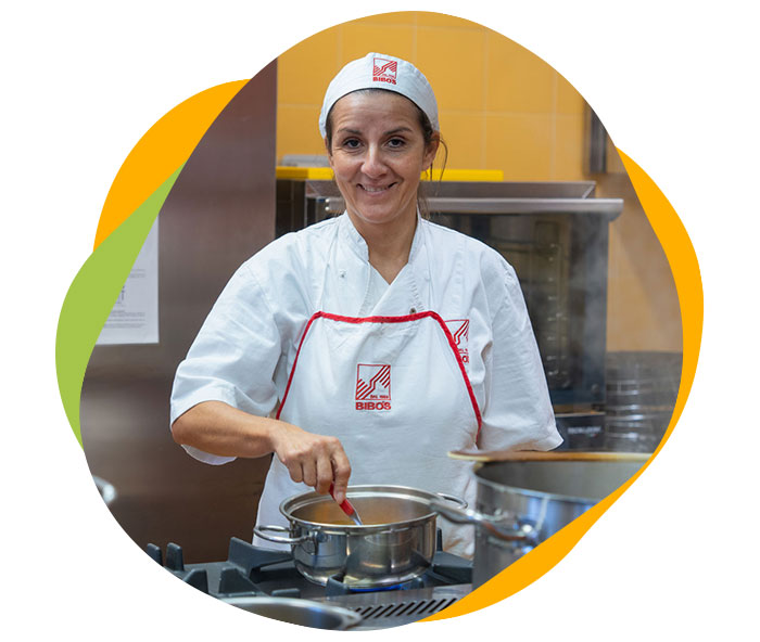 Mensa interna con cuoca e cucina attrezzata