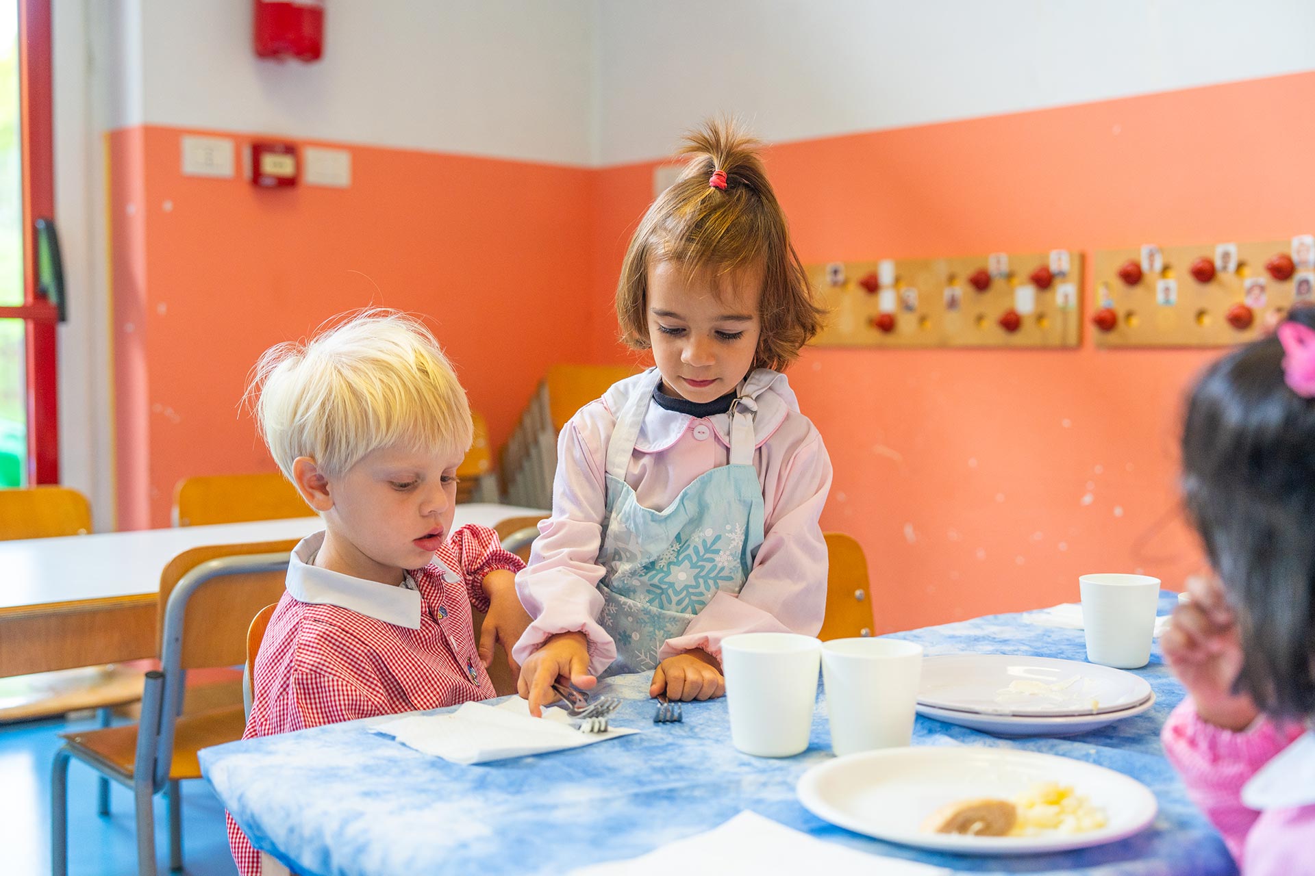Mensa interna con cuoca e cucina attrezzata